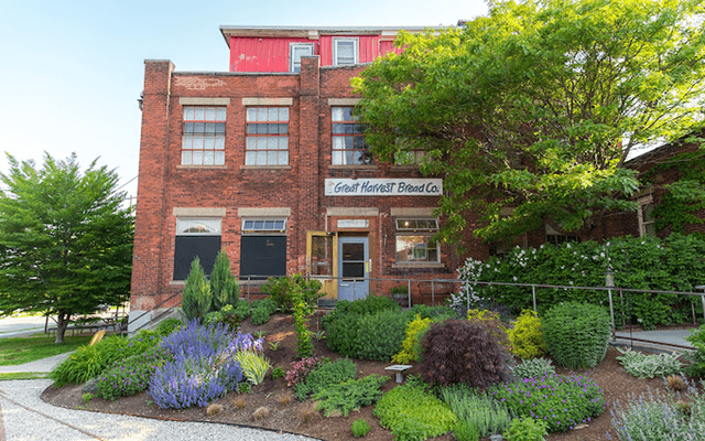 The exterior of a Great Harvest Bread Company in Vermont